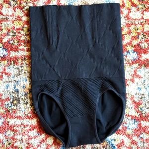 *NWOT Medium waist trainer tummy control panty high waist underpants seamless